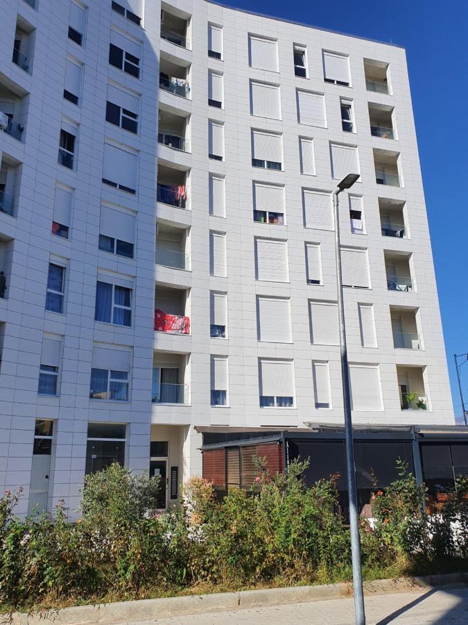 Rovena'S Apartment - Free Parking Tirana Extérieur photo